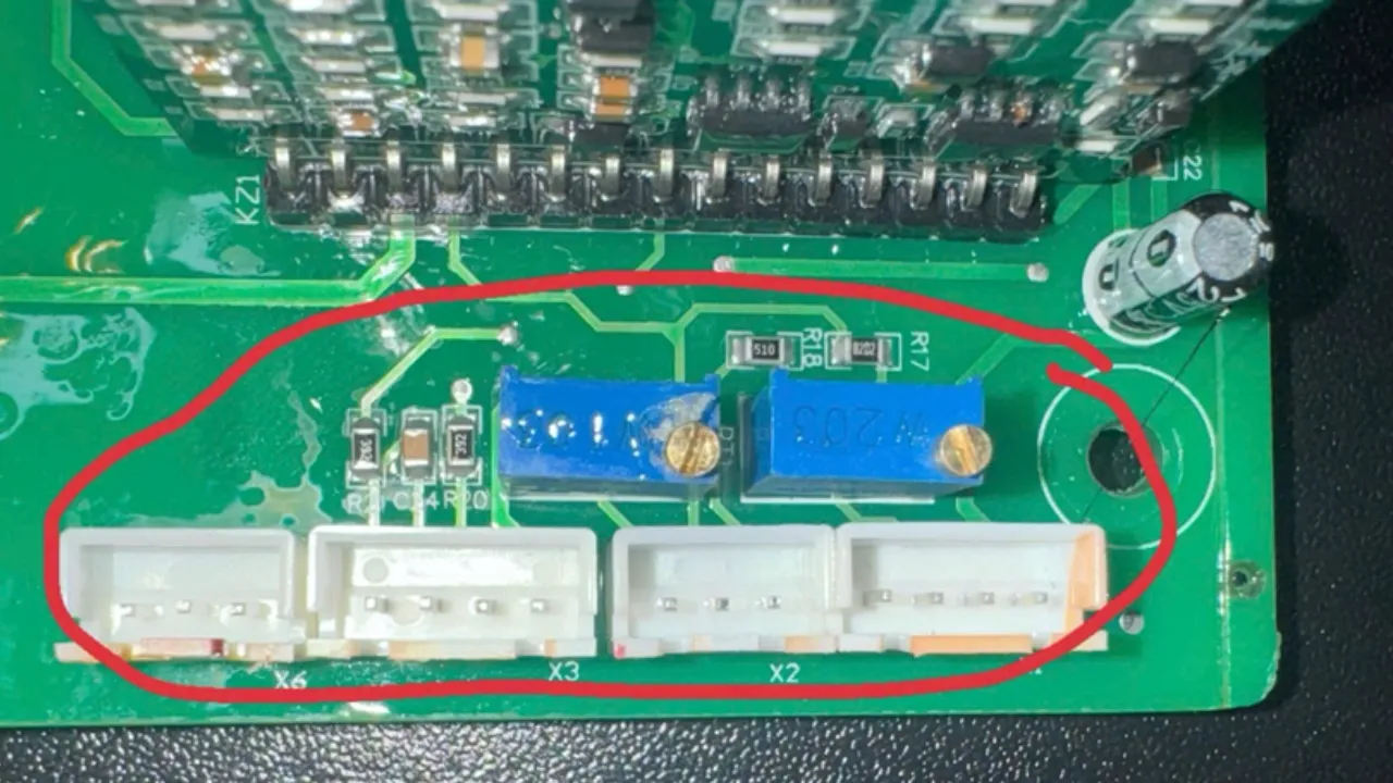 Ảnh chiết áp điều chỉnh và IC LM358 trên bo